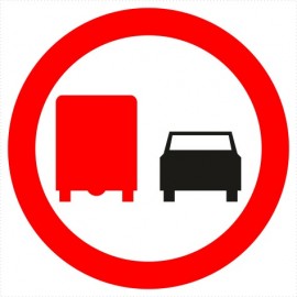 Znak drogowy B-26 zakaz wyprzedzania przez samochody ciężarowe